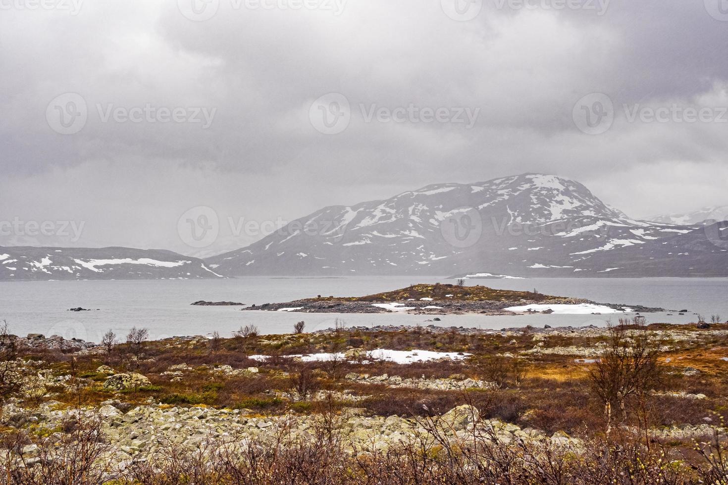 Panorama del lago Vavatn, paisaje accidentado en Hemsedal, Noruega foto