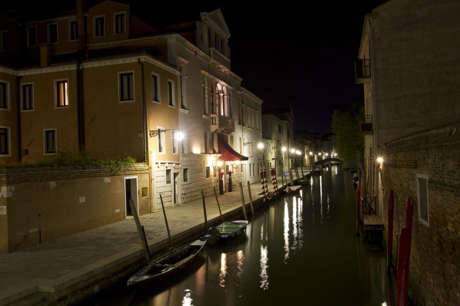 paisaje urbano de venecia italia en la noche foto