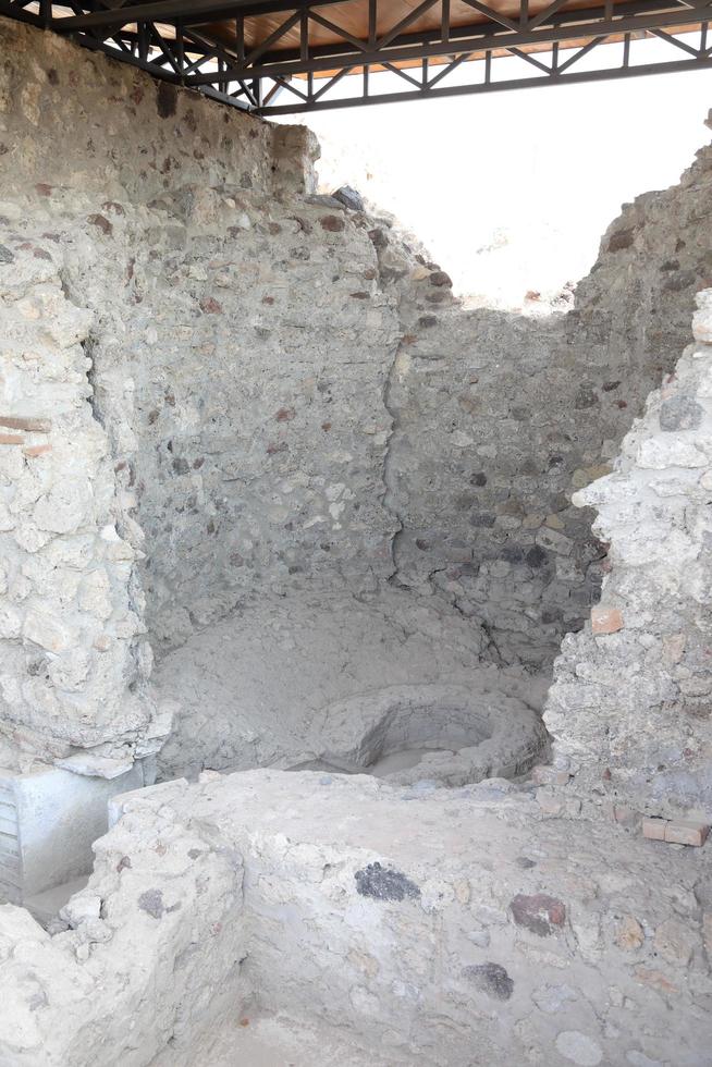 Cocina común en la antigua ciudad de Pompeya Italia foto