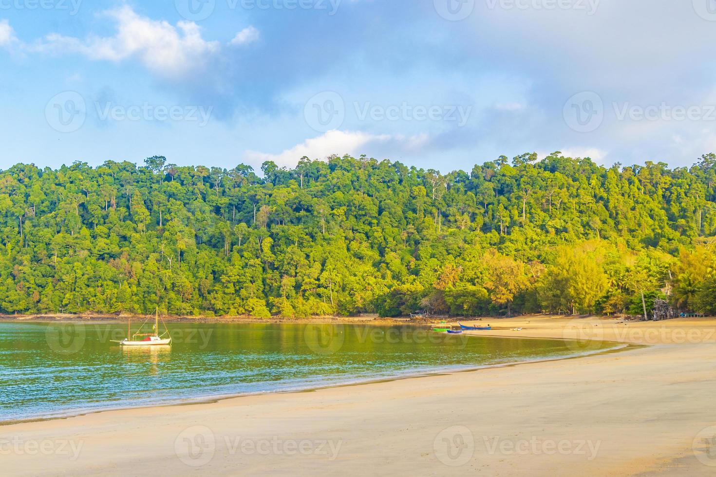 playa de aow yai en la isla de koh phayam, tailandia, 2020 foto