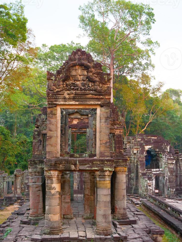 Arquitectura de piedra demolida en el templo de preah khan, siem reap foto