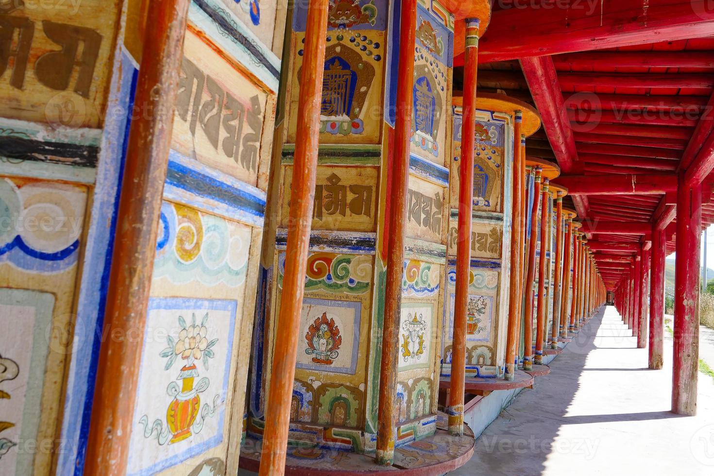 rueda de oración en el templo de arou da en qinghai china. foto