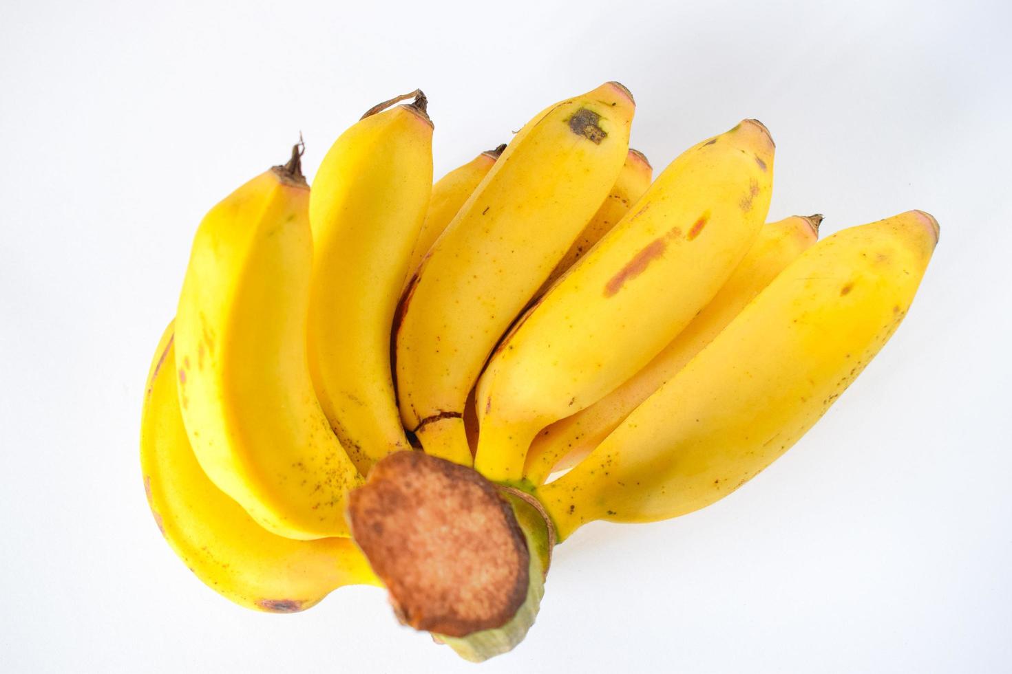 Foto de primer plano de plátano fresco aislado sobre fondo blanco.