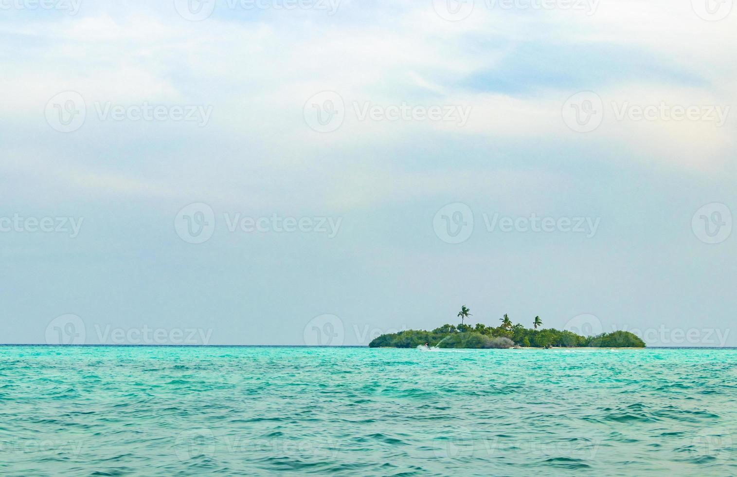 Sandbank islands Madivaru and Finolhu at the Rasdhoo Atoll, Maldives photo