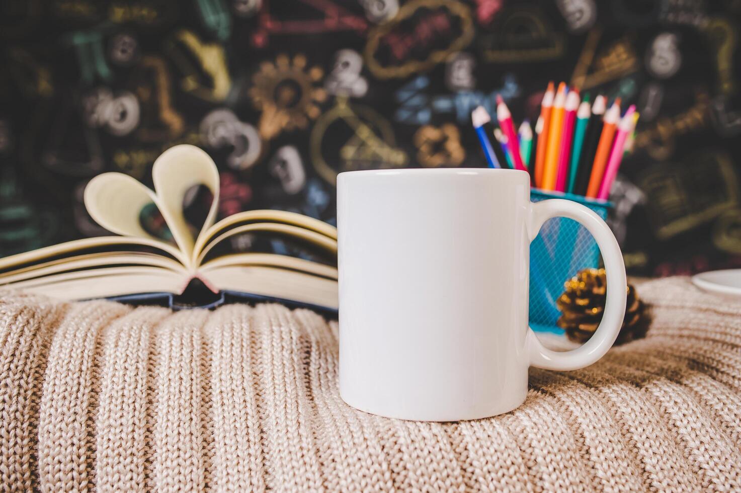 taza en el suéter en el aula foto