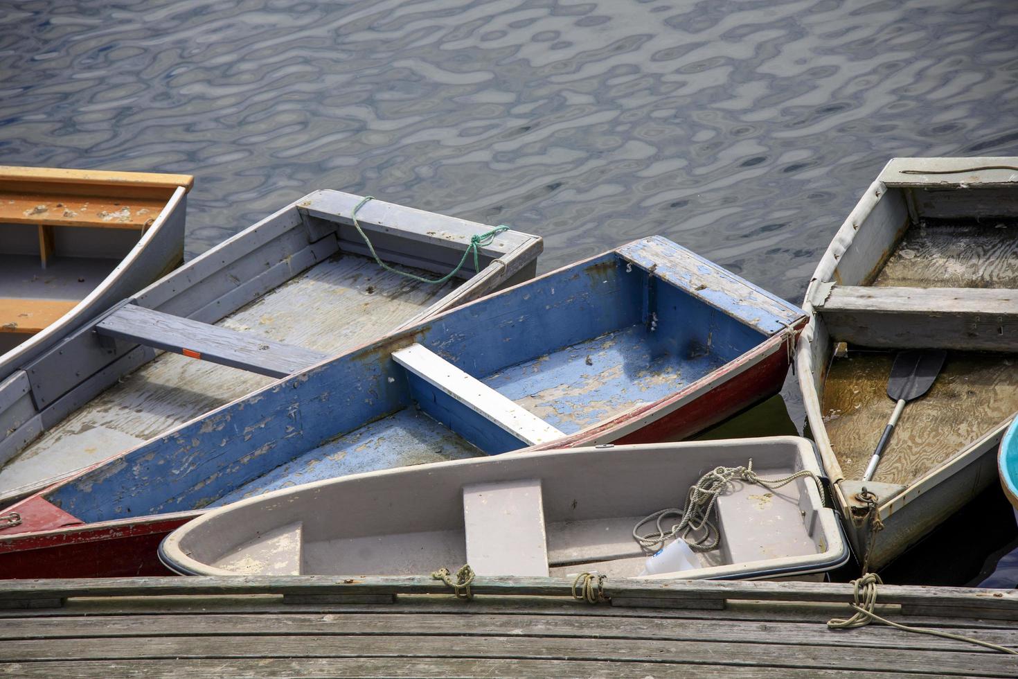 Barcos de madera cerca de un muelle en el puerto. foto