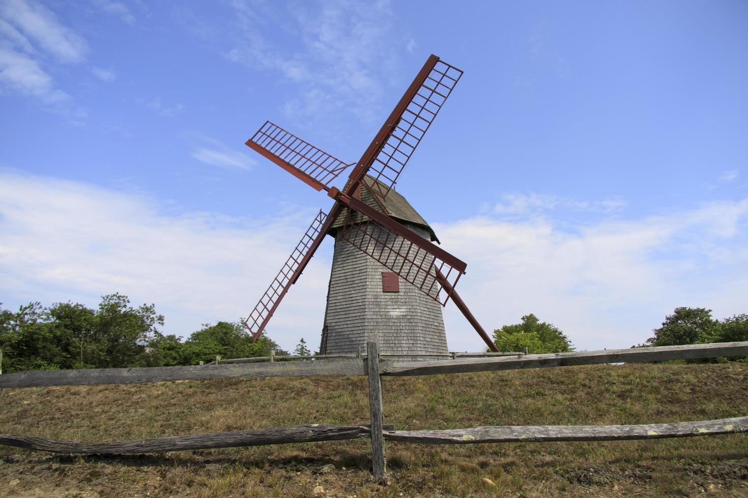 Molino de viento tradicional en Holanda, molino de viento con brazos giratorios foto