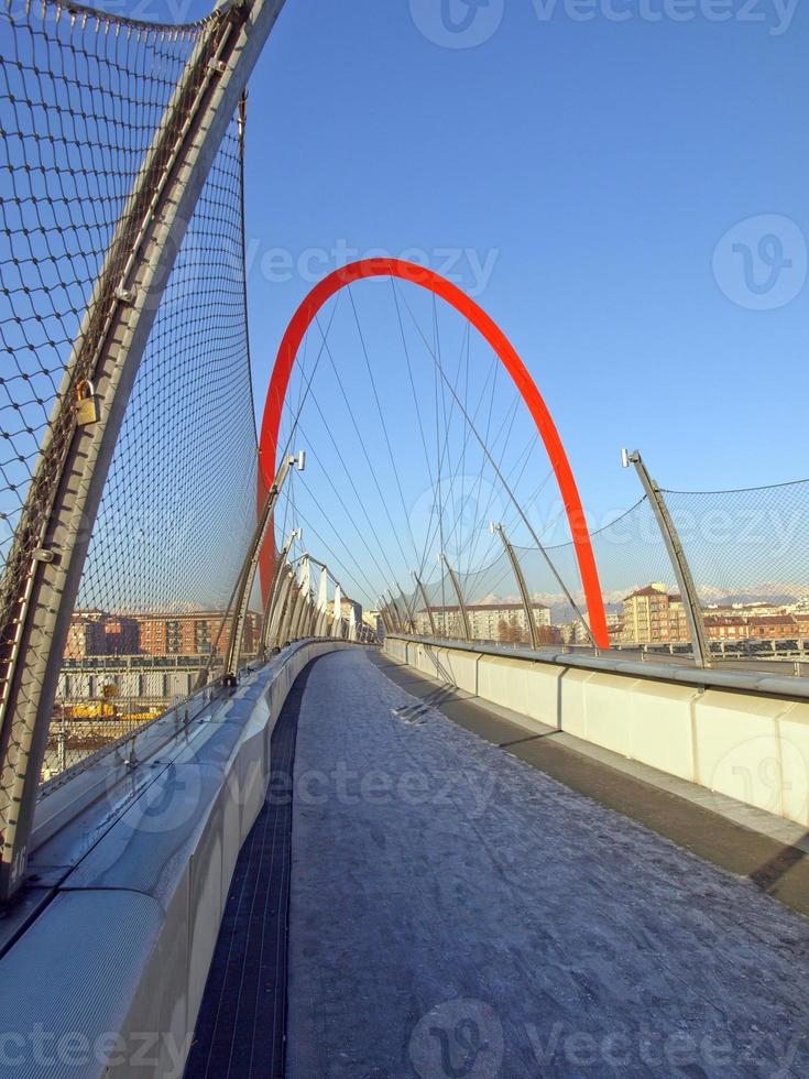 puente peatonal en turín foto