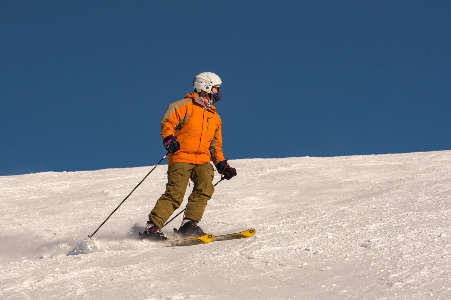 grandvalira, andorra, 03 de enero de 2021 - joven esquiando en los pirineos en la estación de esquí de grandvalira foto