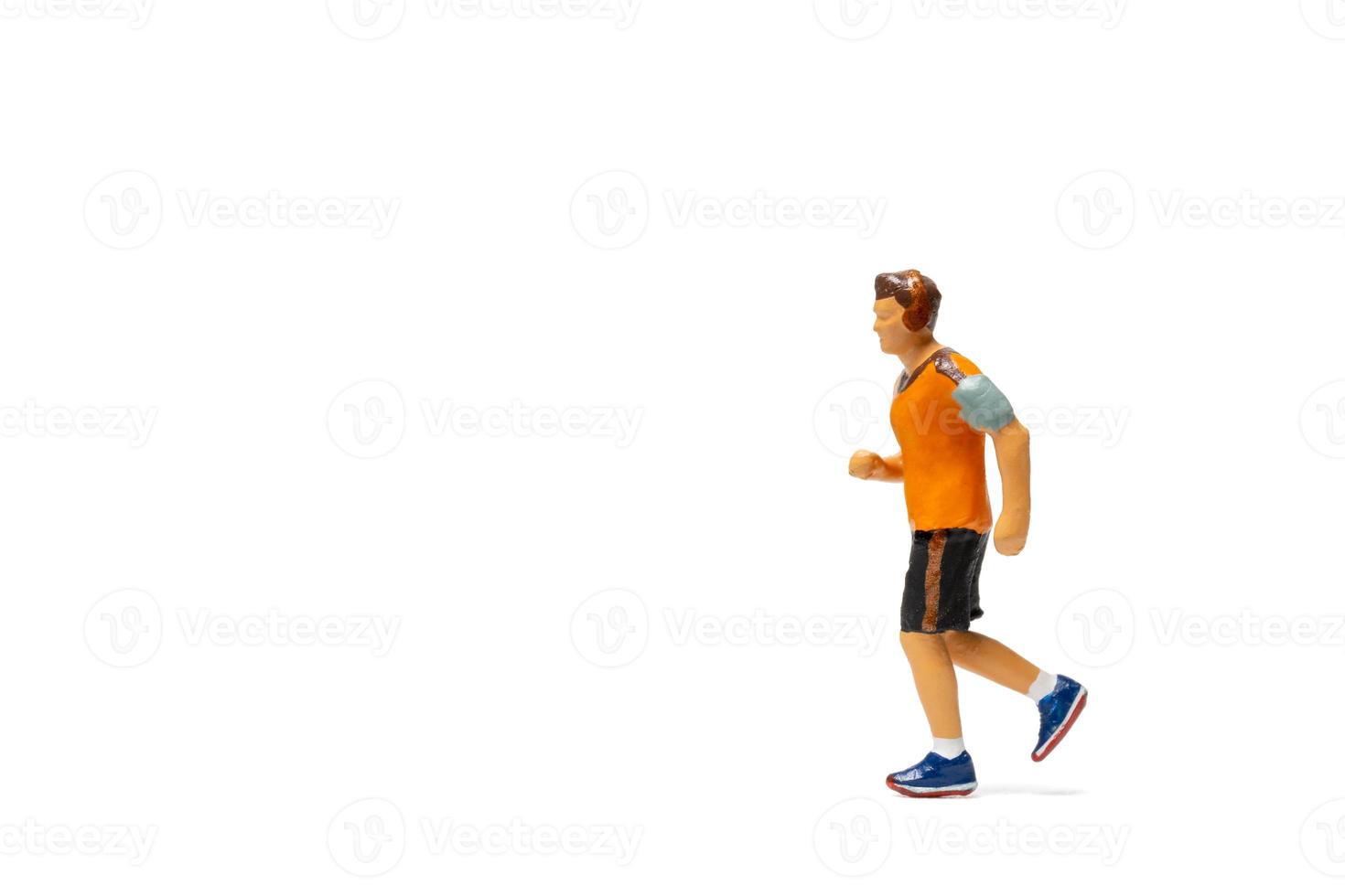 Gente en miniatura, hombre en ropa deportiva corriendo sobre fondo blanco. foto