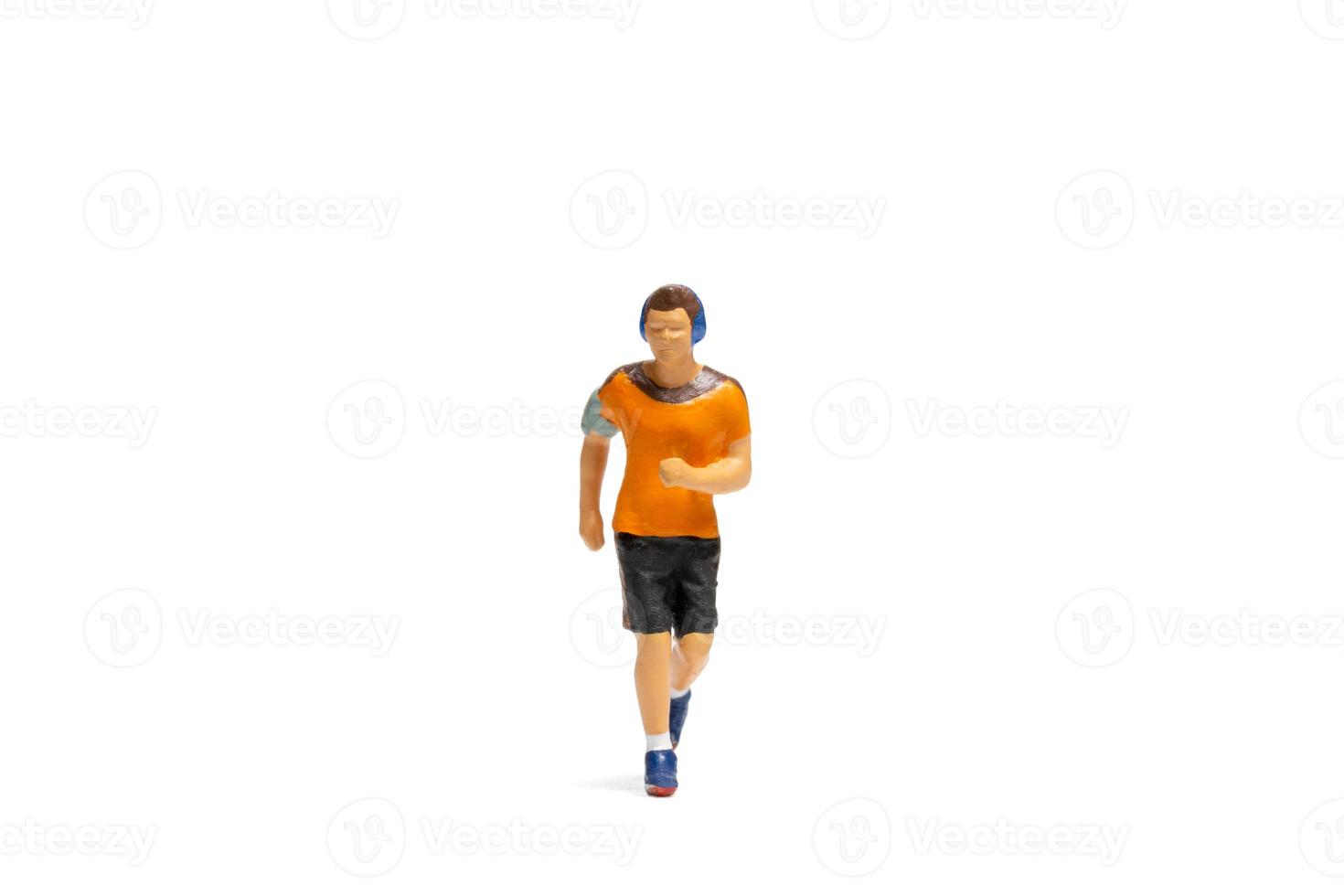 Gente en miniatura, hombre en ropa deportiva corriendo sobre fondo blanco. foto