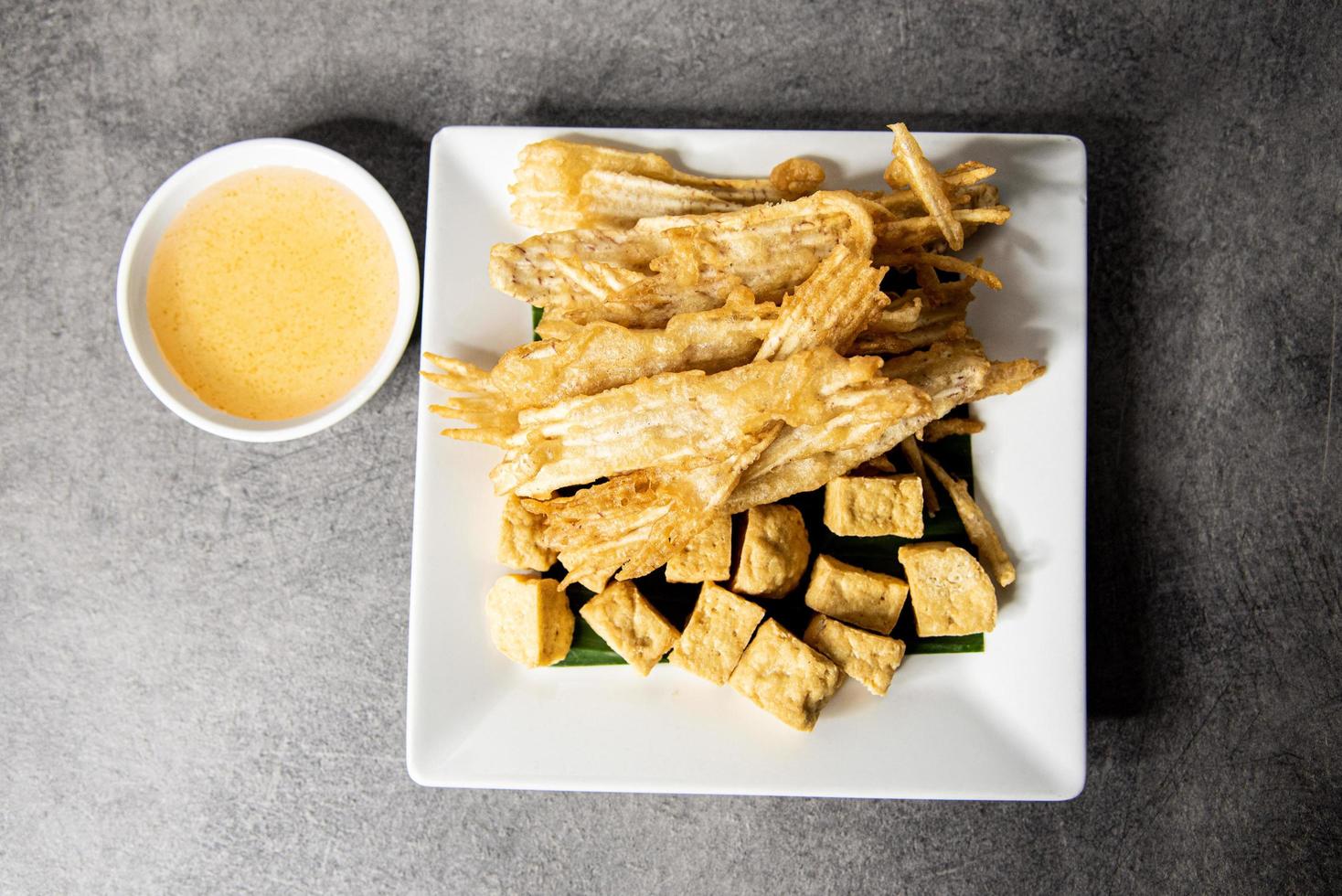 Taro frito en rodajas y tofu frito con salsa dulce picante foto