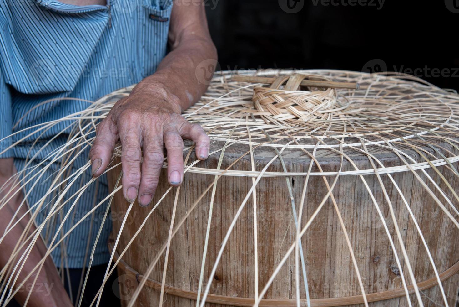 El proceso de los artesanos tradicionales que hacen el bambú azul a mano. foto