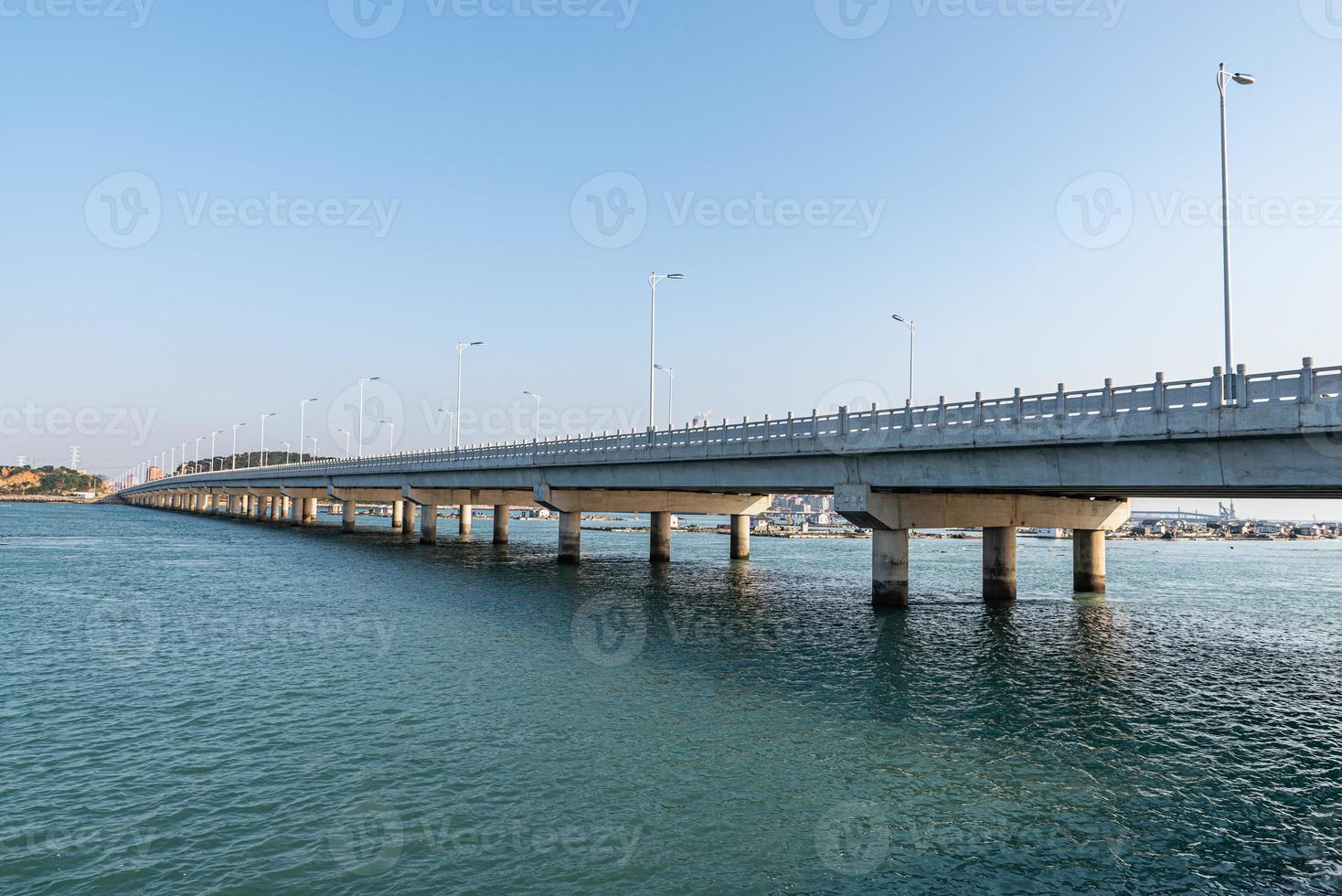 largos puentes costeros cruzan el mar foto