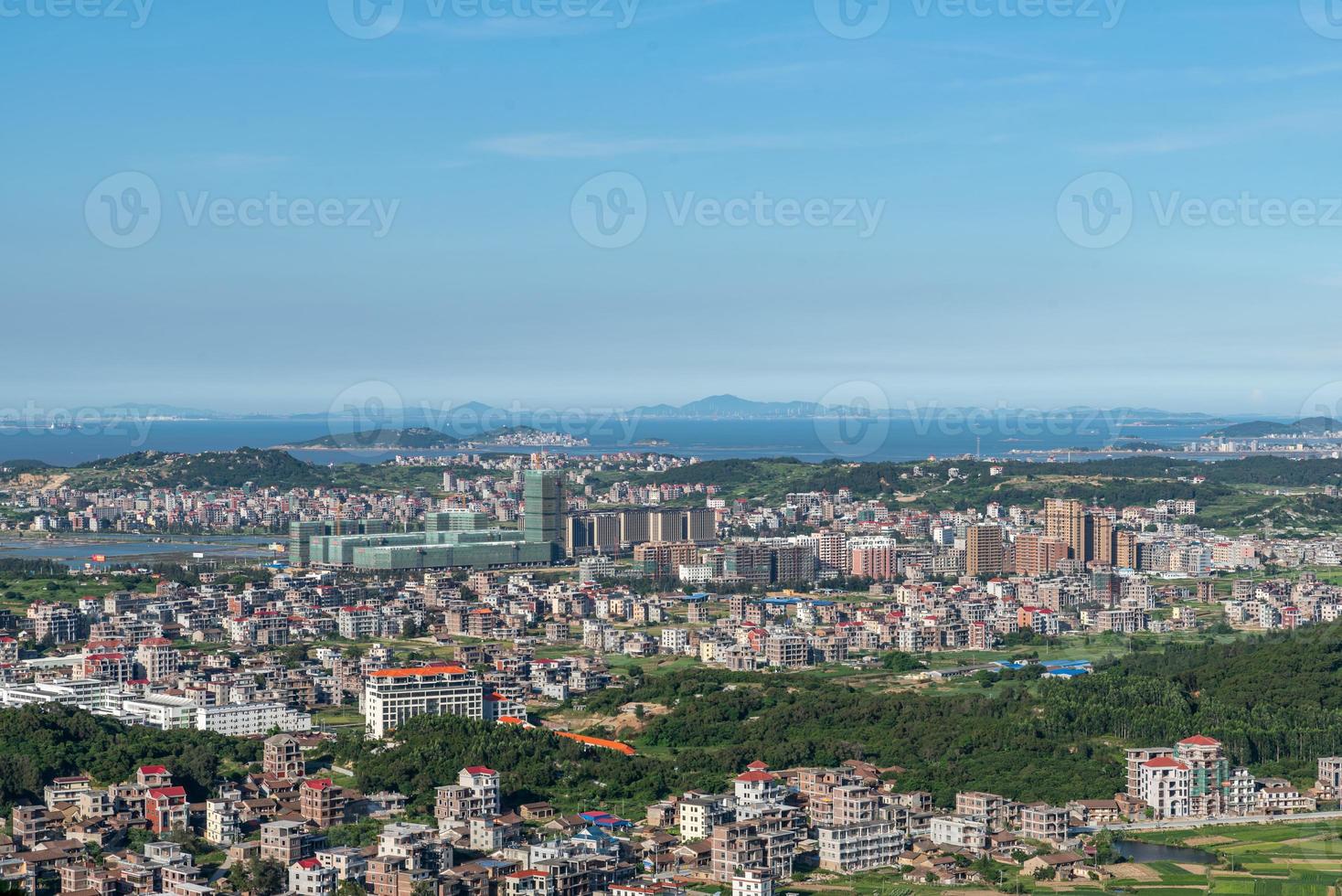 la montaña domina los ricos pueblos y ciudades foto