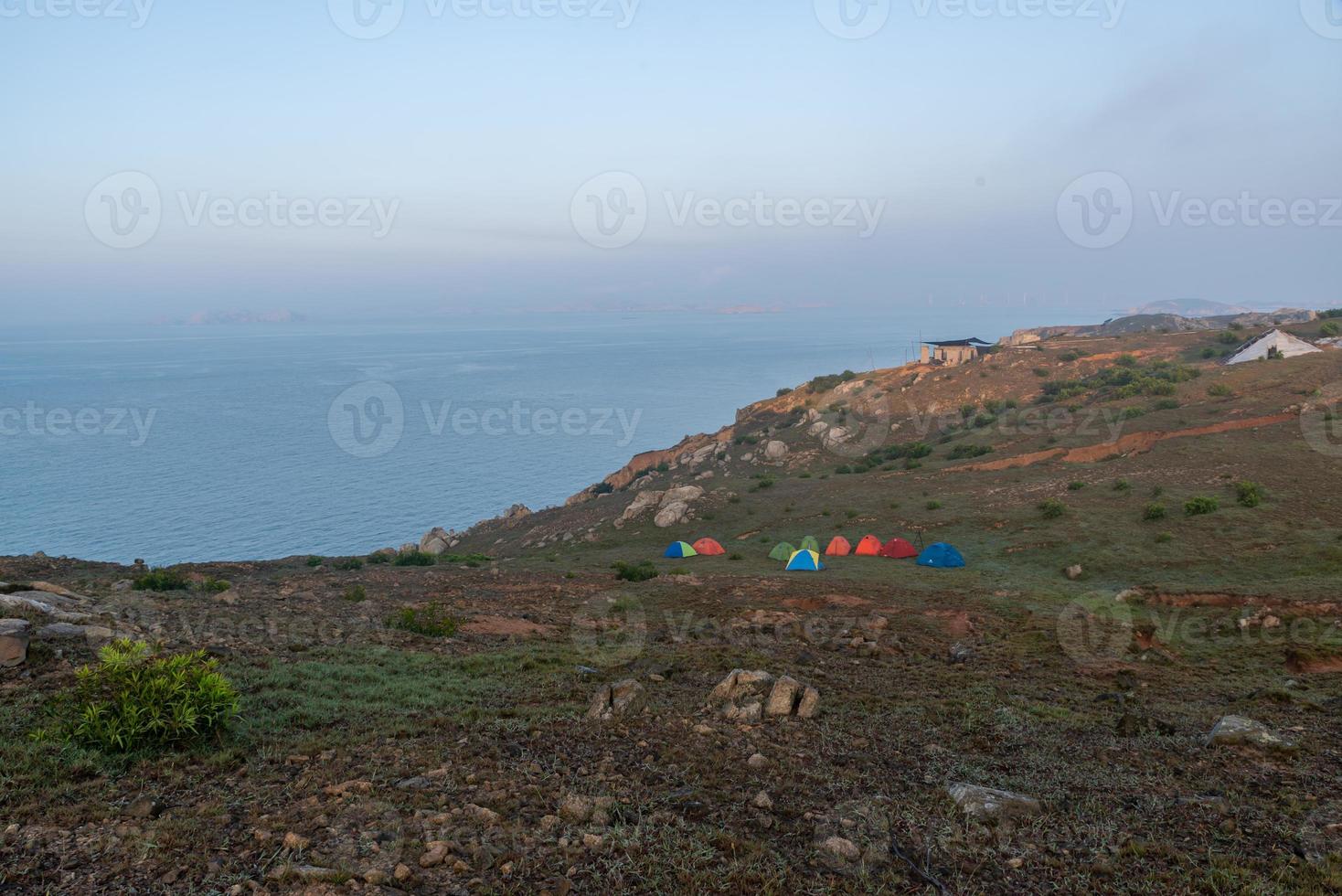 la madrugada de la isla de acampada, las rocas y el sol forman un hermoso paisaje foto