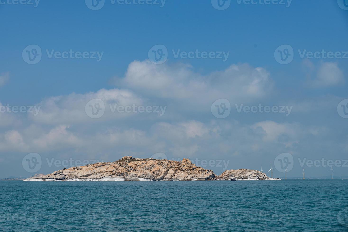 el cielo es claro y azul, la isla en medio del mar foto