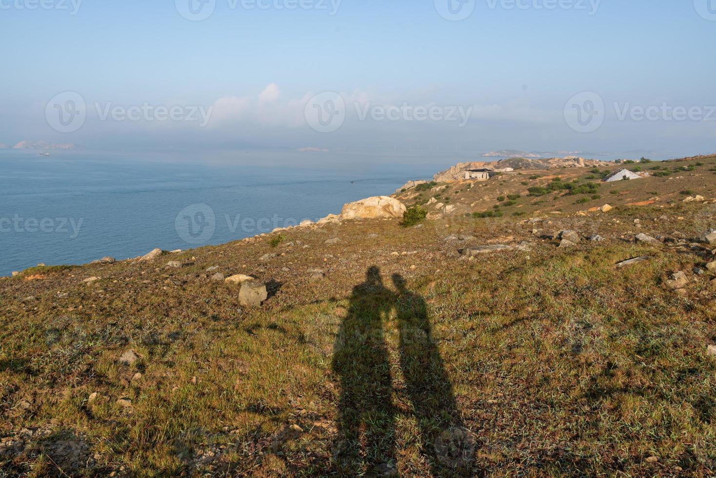 la sombra de dos personas en la hierba de la isla foto