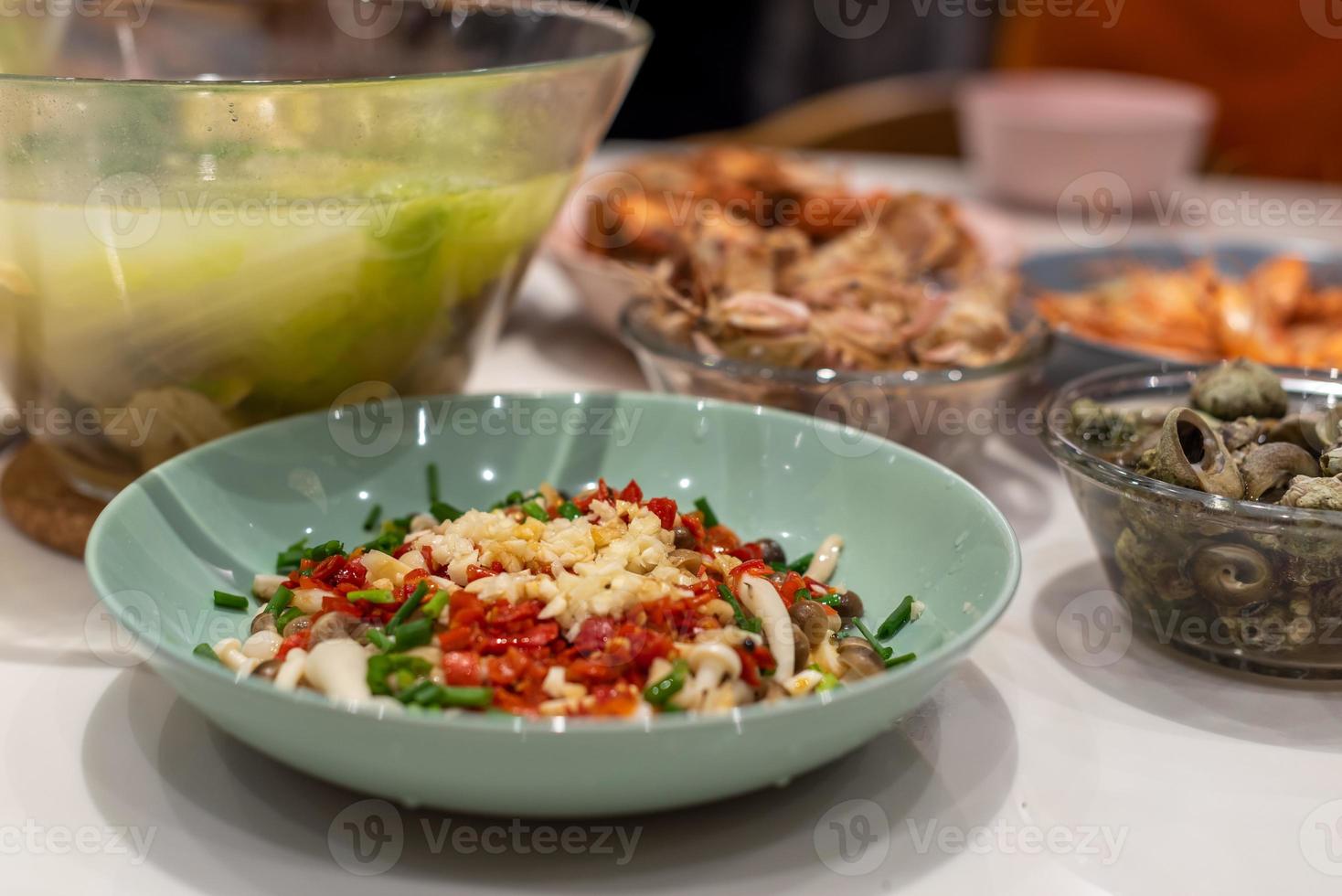 cena para reuniones familiares, ingredientes chinos en preparación foto