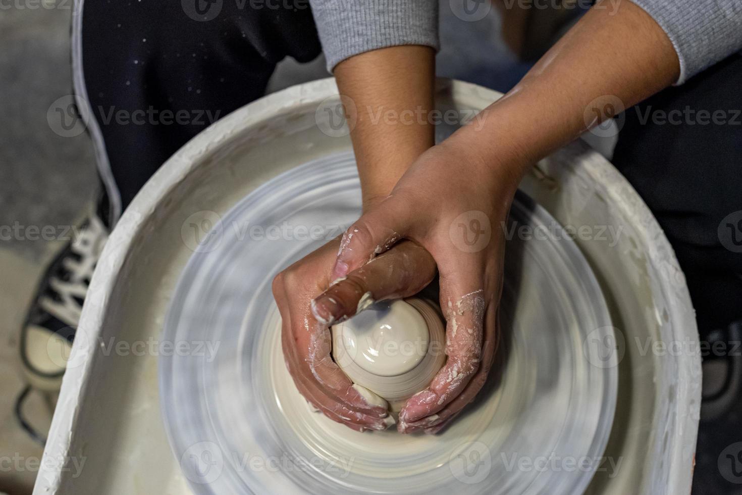 El proceso de elaboración de cerámica en un taller de alfarería. foto