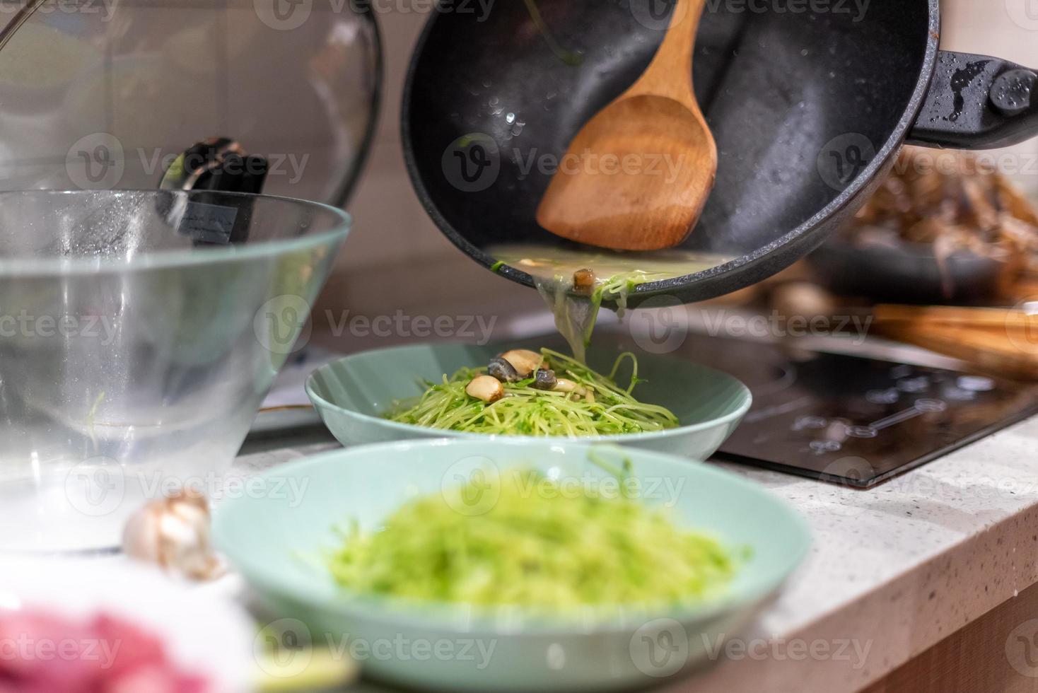 lavar verduras, cortar carne, cocinar para la cena. foto