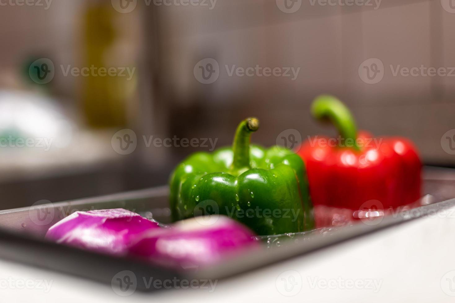 cena para reuniones familiares, ingredientes chinos en preparación foto