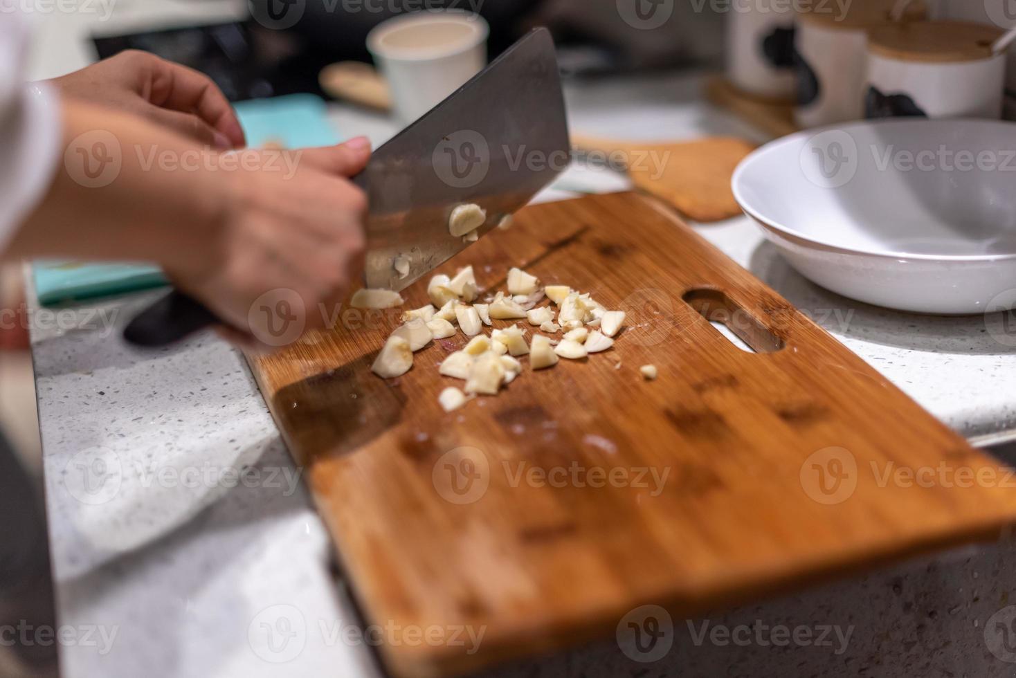 lavar verduras, cortar carne, cocinar para la cena. foto