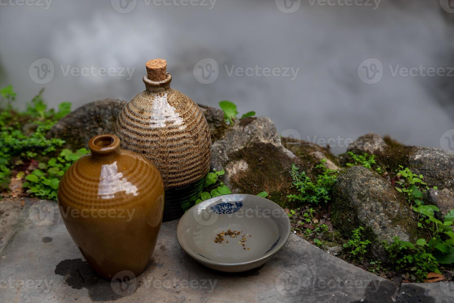 Utensilios y cuencos para cerámica de vino chino. foto