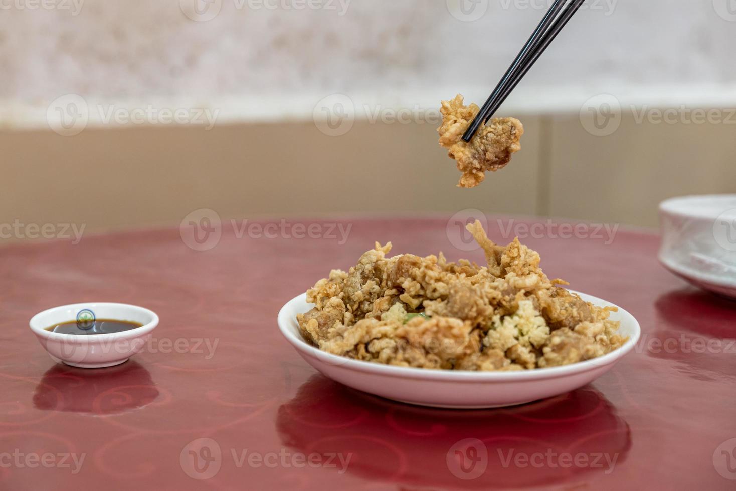 recoger comida china con palillos foto