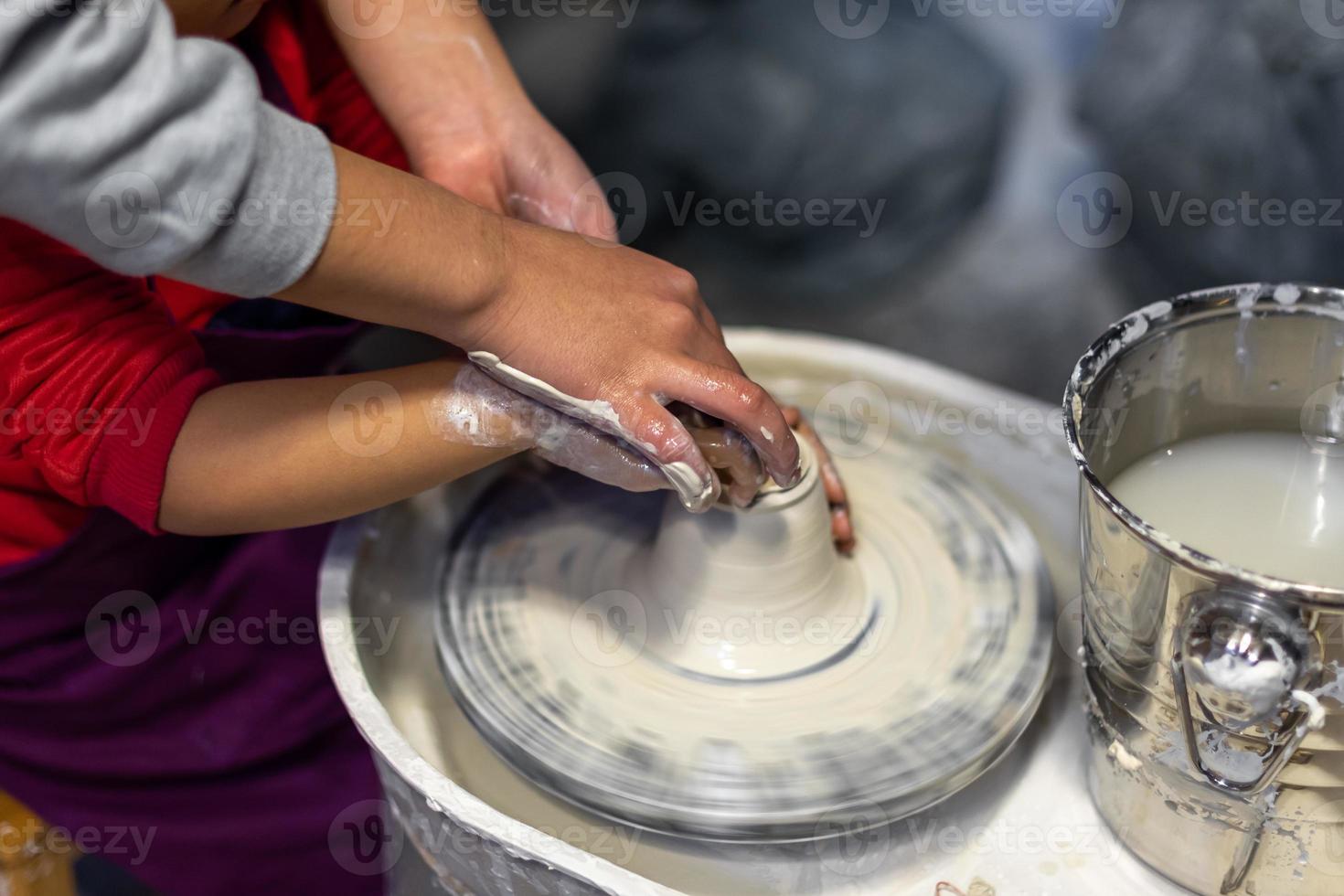 El proceso de elaboración de cerámica en un taller de alfarería. foto