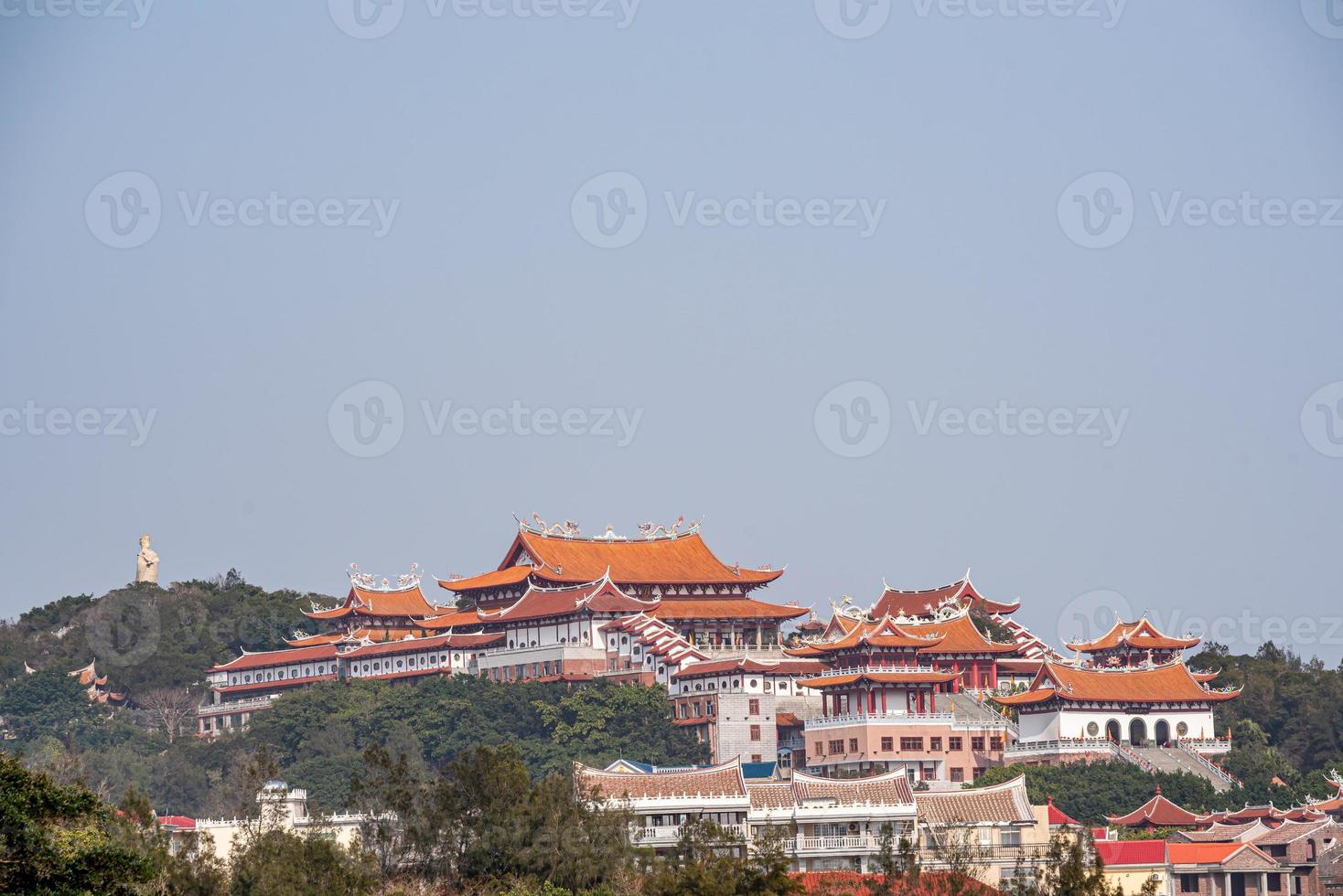 Complejo arquitectónico del templo de Mazu en la isla de Meizhou, China foto