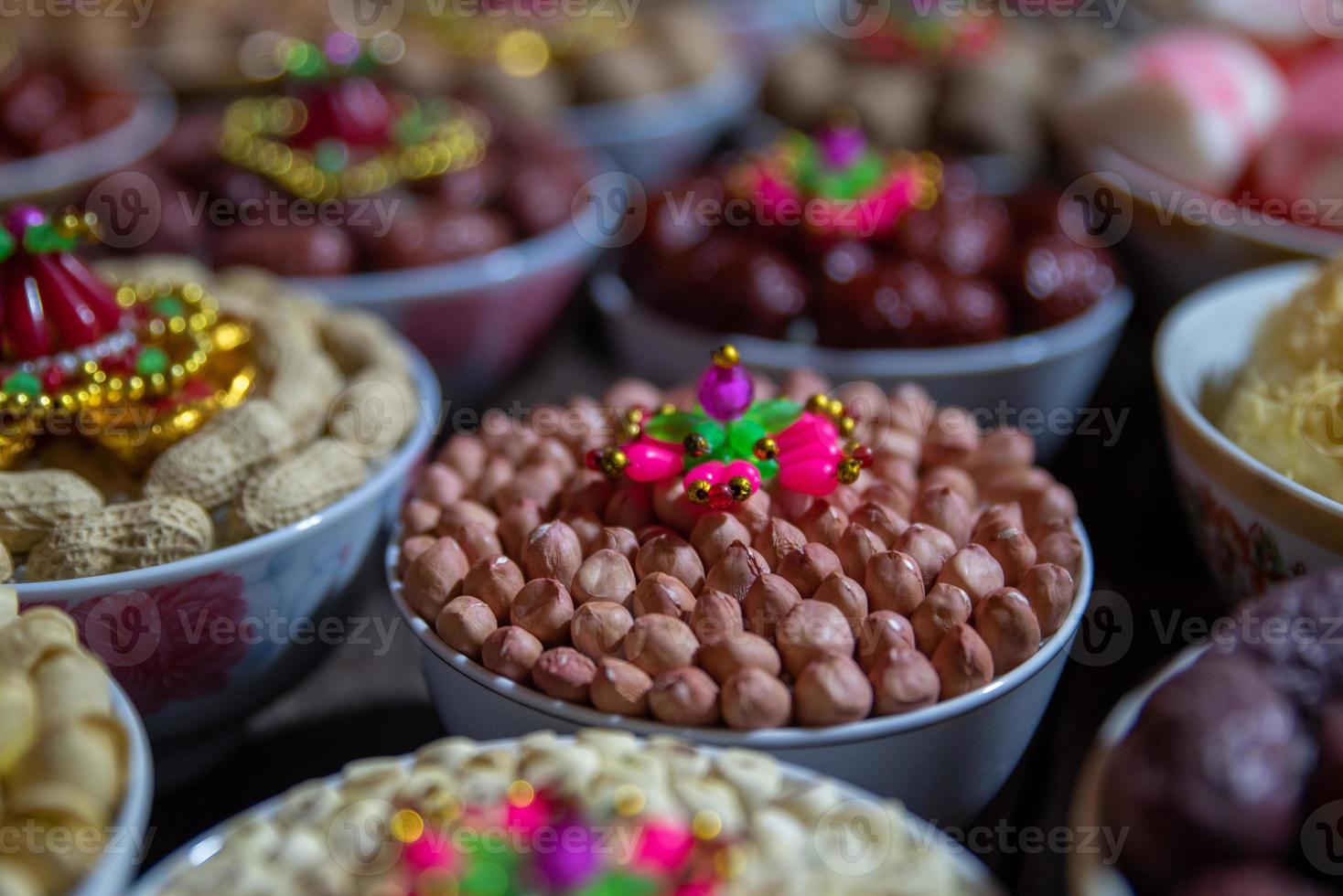 Pon comida ordenada para adorar a los dioses. foto