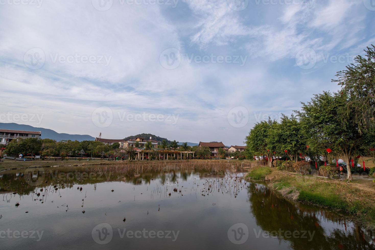 el lago en otoño refleja el paisaje a ambos lados foto