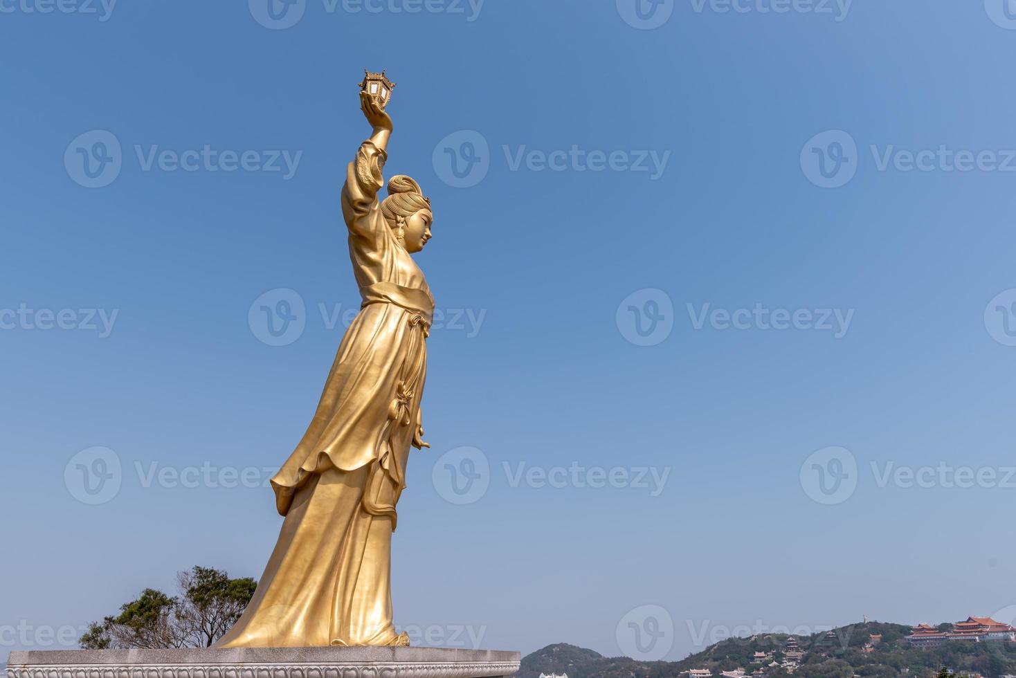 edificios y estatuas en el parque del dios del mar mazu foto