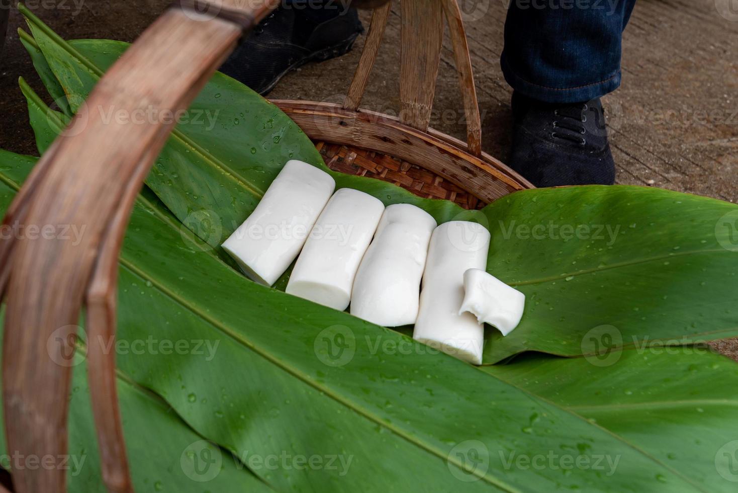 El proceso de producción de bocadillos tradicionales chinos, tiras de arroz, es un manjar hecho a base de arroz. foto