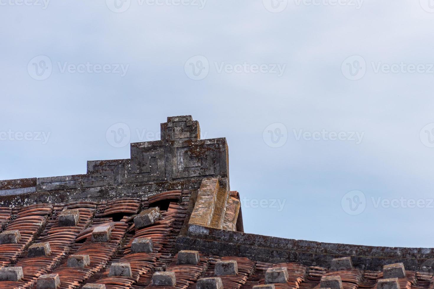 los aleros y las esquinas de los edificios residenciales tradicionales chinos están hechos de ladrillo rojo y cal foto