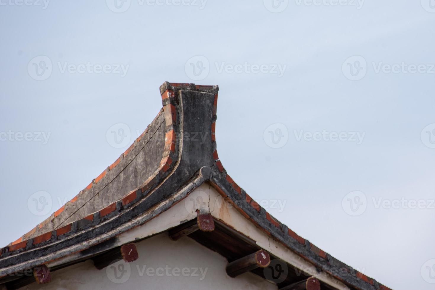 los aleros y las esquinas de los edificios residenciales tradicionales chinos están hechos de ladrillo rojo y cal foto