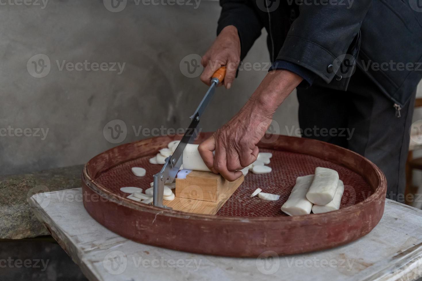 El proceso de producción de bocadillos tradicionales chinos, tiras de arroz, es un manjar hecho a base de arroz. foto