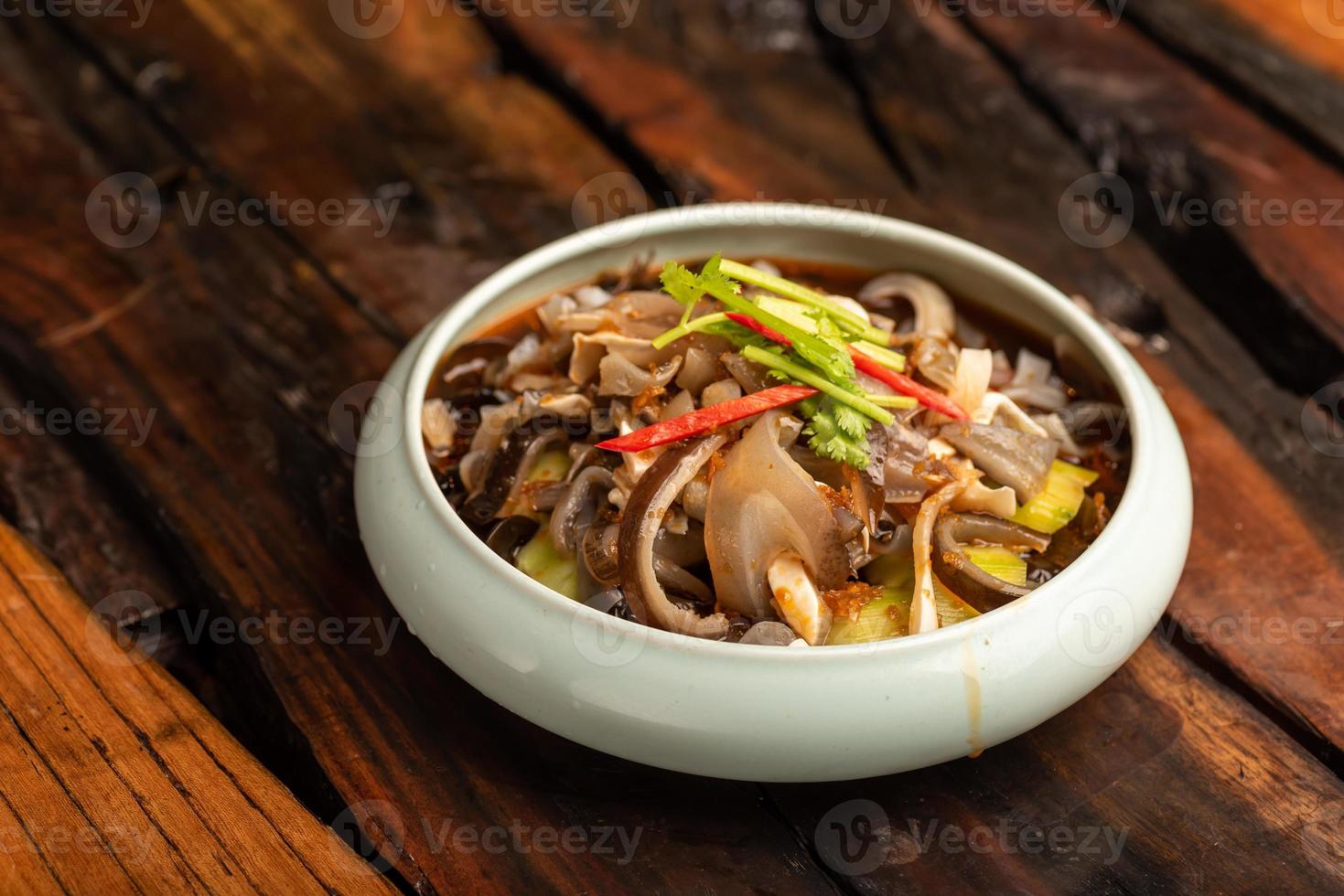 Platos tradicionales chinos para banquetes, fideos fríos. foto