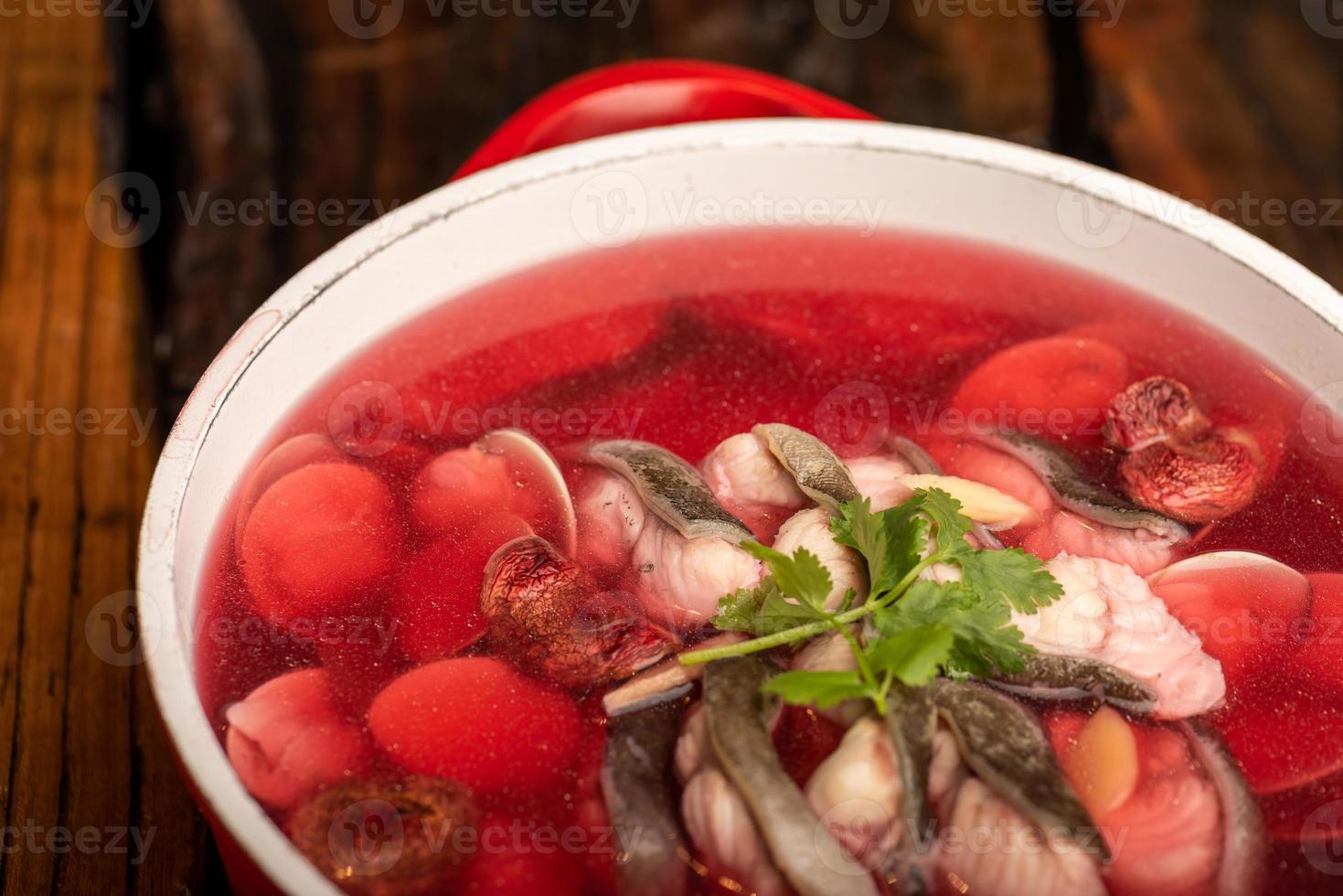 platos de banquete chino tradicional, sopa de pescado puro de hongos rojos foto