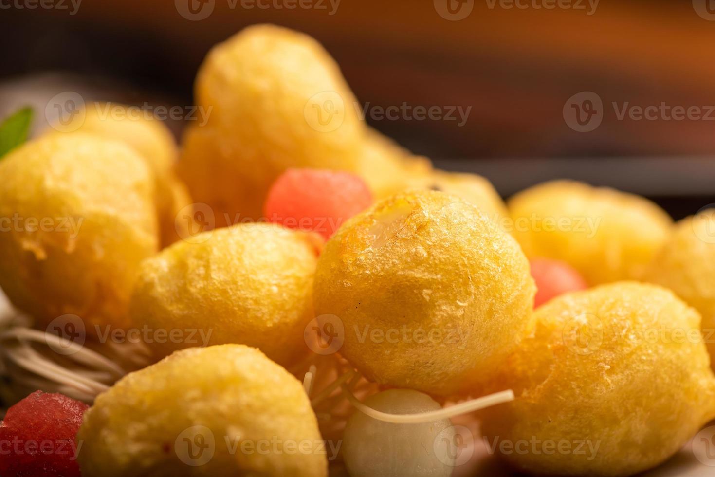 Platos tradicionales chinos para banquetes, bolas de arroz glutinoso frito. foto