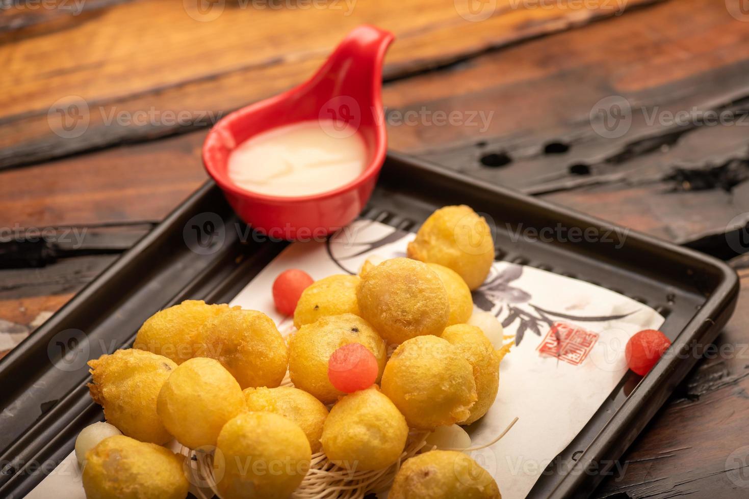 Platos tradicionales chinos para banquetes, bolas de arroz glutinoso frito. foto