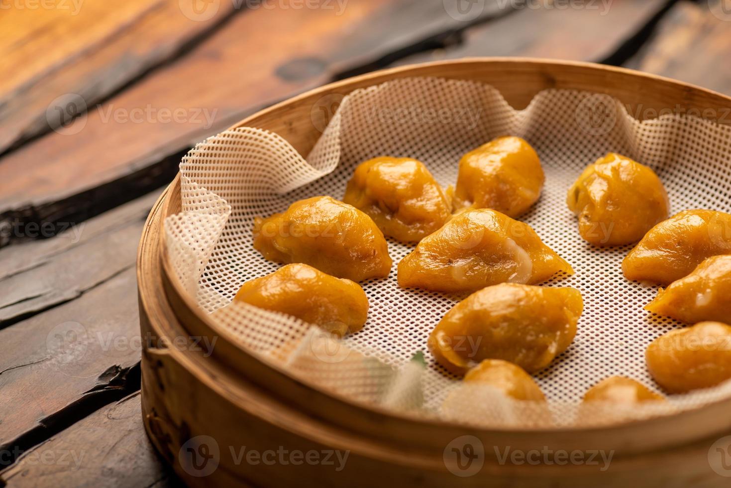 Platos tradicionales chinos para banquetes, albóndigas al vapor con piel de maíz. foto