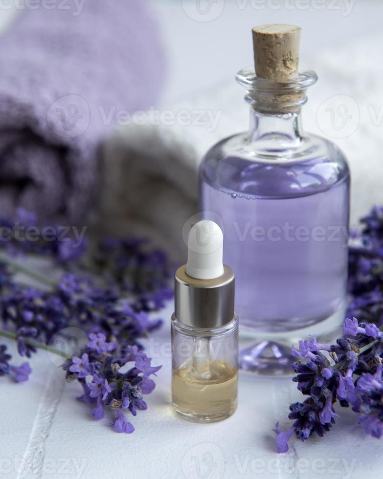 Cosmético de hierbas naturales con flores de lavanda. foto