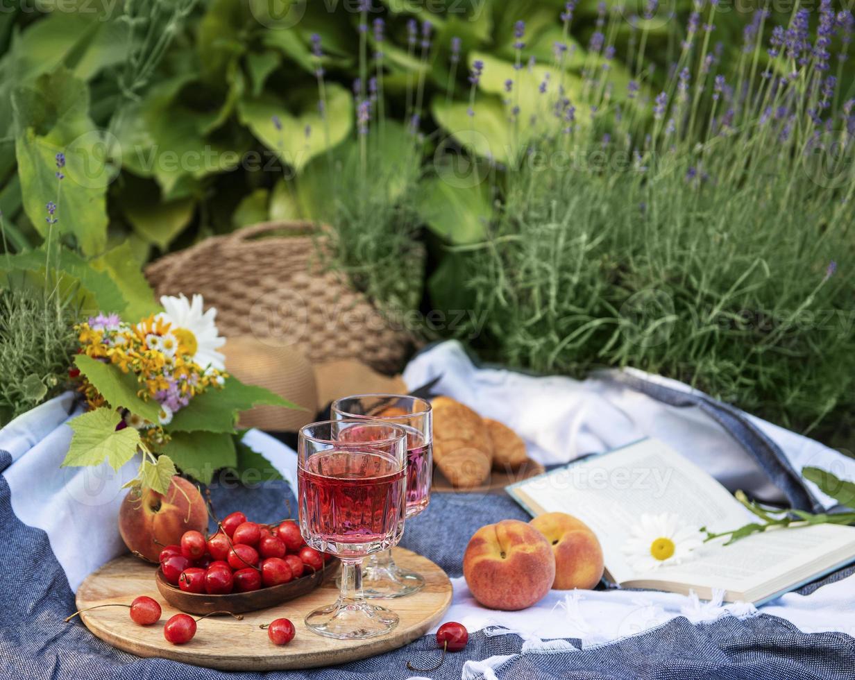 Establecer para picnic en una manta en campo lavanda foto