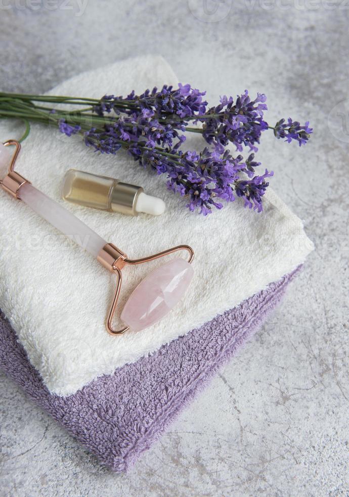 Cosmético de hierbas naturales con flores de lavanda. foto