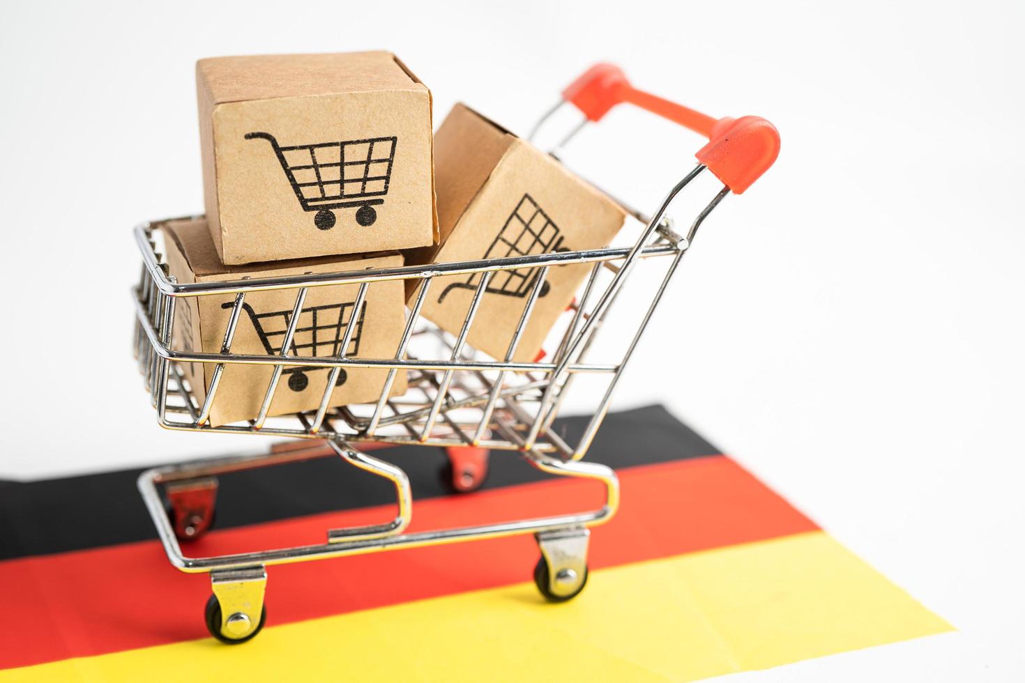 Caja con logotipo de carrito de compras y bandera de Alemania, importación, exportación, compras en línea o comercio electrónico, servicio de entrega de finanzas, tienda, envío de productos, comercio, concepto de proveedor foto