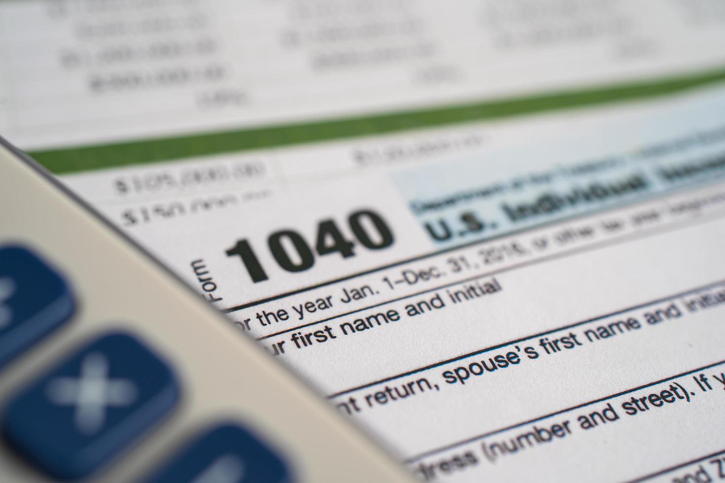 Formulario de declaración de impuestos 1040 y billete de dólar, ingresos individuales de EE. UU. foto