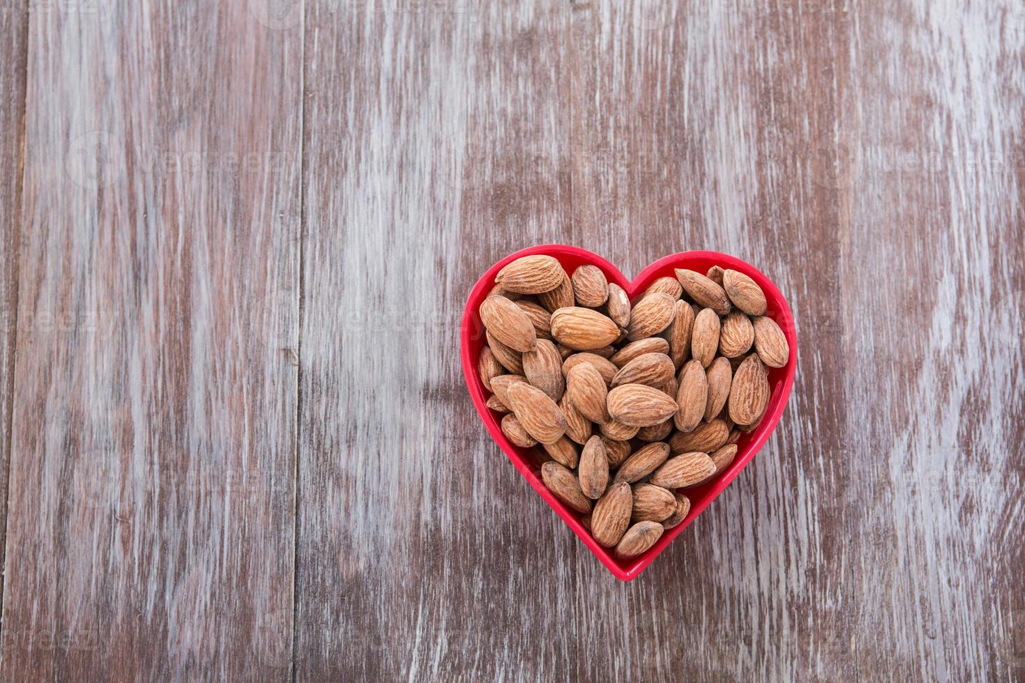 almendras en tazón rojo en forma de corazón foto