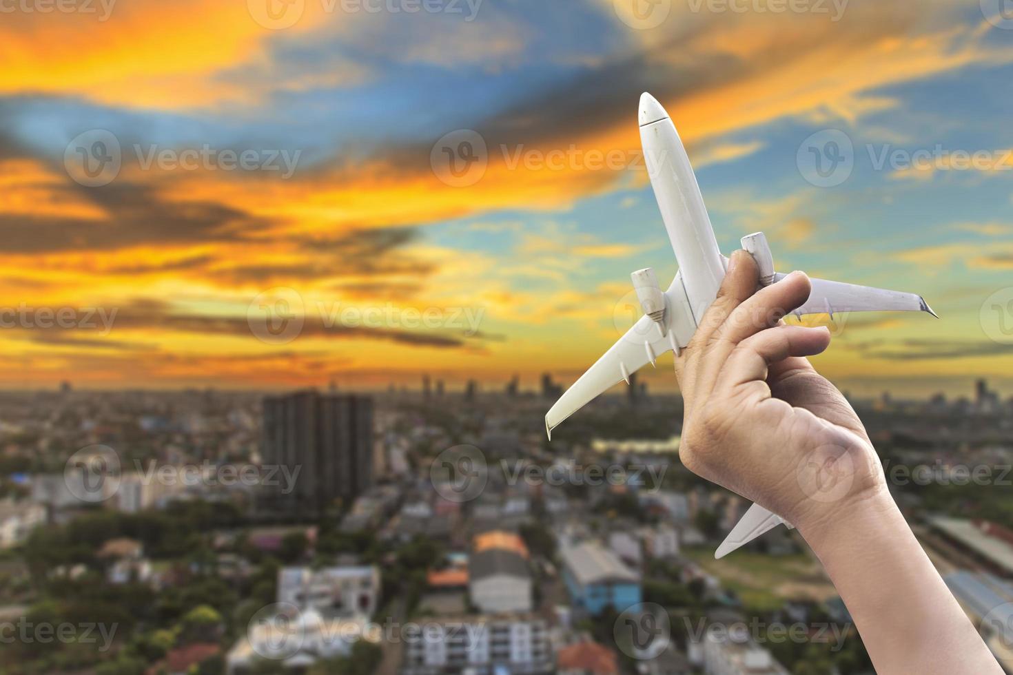 modelo de avión en la mano del niño foto